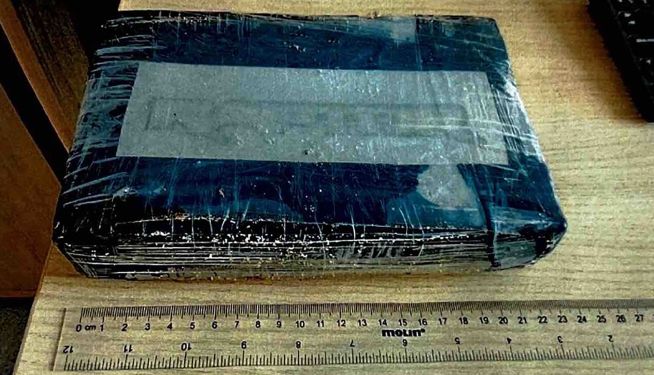 El paquete con más de un kilo de cocaína localizado por la Policía Local de Sagunto en la playa de Almardà durante un servicio de vigilancia del litoral. El paquete con más de un kilo de cocaína localizado por la Policía Local de Sagunto en la playa de Almardà durante un servicio de vigilancia del litoral.