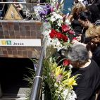 Imagen de archivo de familiares de las víctimas del accidente de metro de Valencia depositando flores ante la Estación de Jesús. / EFE-Manuel Bruque-Archivo.