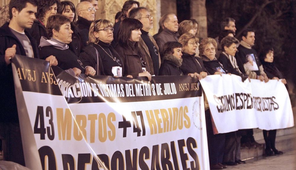 Imagen de una concentración convocada por la Asociación de Víctimas del Metro del 3 de julio para seguir exigiendo responsabilidades por la muerte de 43 personas en el accidente de metro. / EFE-Manuel Bruque Imagen de una concentración convocada por la Asociación de Víctimas del Metro del 3 de julio para seguir exigiendo responsabilidades por la muerte de 43 personas en el accidente de metro. / EFE-Manuel Bruque