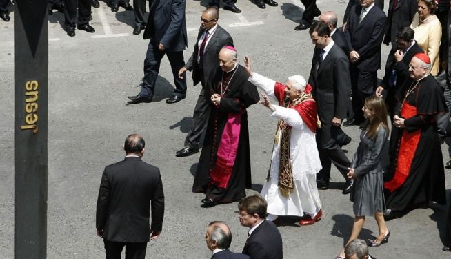Imagen de archivo del Papa Benedicto XVI, acompañado por los entonces príncipes de Asturias Felipe y Letizia, saludando al público congregado en la estación del metro de Jesús donde rezó por los 42 fallecidos en el accidente del metro. / EFE-Juan Carlos Cardenas-Archivo Imagen de archivo del Papa Benedicto XVI, acompañado por los entonces príncipes de Asturias Felipe y Letizia, saludando al público congregado en la estación del metro de Jesús donde rezó por los 42 fallecidos en el accidente del metro. / EFE-Juan Carlos Cardenas-Archivo