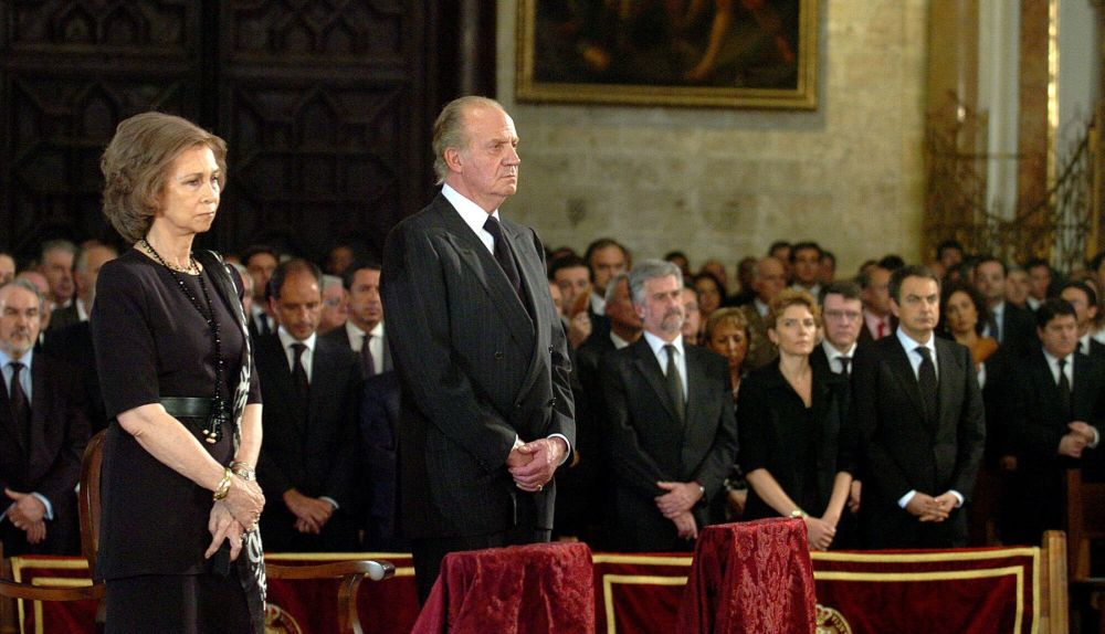 Imagen de archivo de los entonces reyes de España, Don Juan Carlos y Doña Sofía, presidiendo el funeral en memoria de las 41 personas fallecidas en el accidente de metro. / EFE-Angel Díaz Imagen de archivo de los entonces reyes de España, Don Juan Carlos y Doña Sofía, presidiendo el funeral en memoria de las 41 personas fallecidas en el accidente de metro. / EFE-Angel Díaz
