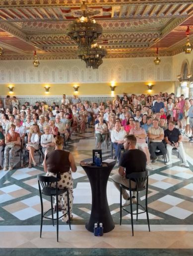 La Sala Árabe del Palacio de los Condes de Cervellón, con más de 200 asistentes, durante la presentación de "Entre el agua y el fuego". / EPDA