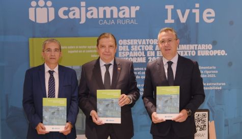 De izquierda a derecha, Joaquín Maudos (Ivie), el ministro Luis Planas y el presidente de Cajamar, Eduardo Baamonde, durante la presentación del Observatorio del sector agroalimentario español. /  Grupo Cooperativo Cajamar