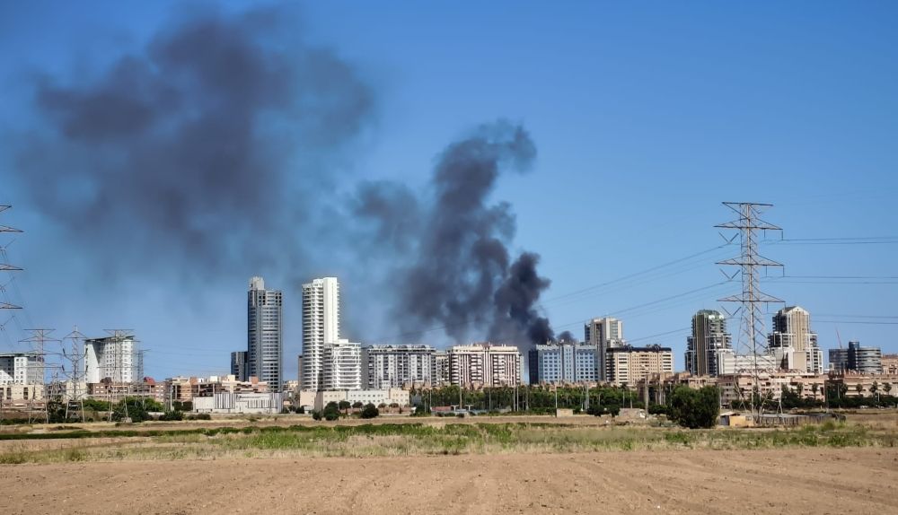 Vista del incendio declarado en la calle Picayo, en el barrio de Benicalap, captada desde las afueras de la ciudad de Valencia. Vista del incendio declarado en la calle Picayo, en el barrio de Benicalap, captada desde las afueras de la ciudad de Valencia.