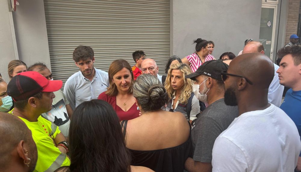La alcaldesa de Valencia, María José Catalá, durante su visita a la zona afectada por el incendio en Benicalap. La alcaldesa de Valencia, María José Catalá, durante su visita a la zona afectada por el incendio en Benicalap.