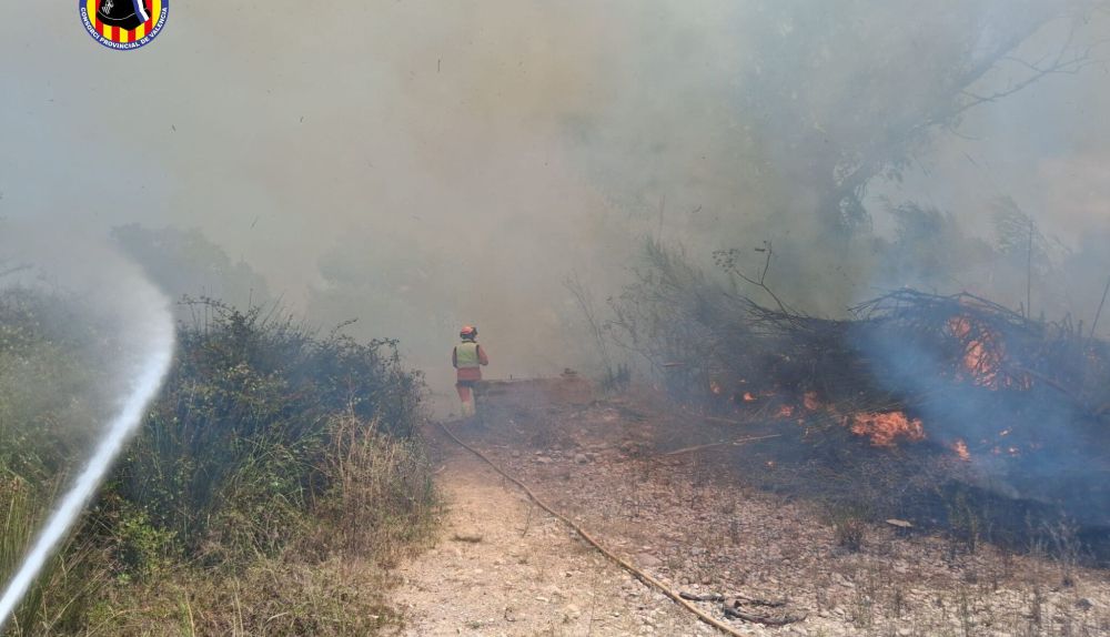 Un bombero avanza entre el humo durante las labores de extinción. / Consorcio Provincial de Bomberos de Valencia