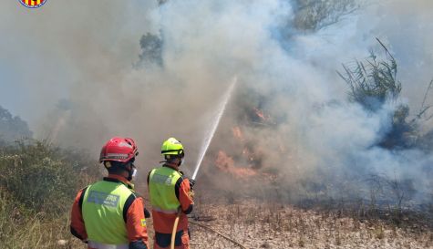 Dos bomberos lanzan agua sobre el fuego en la zona afectada. / Consorcio Provincial de Bomberos de Valencia Dos bomberos lanzan agua sobre el fuego en la zona afectada. / Consorcio Provincial de Bomberos de Valencia