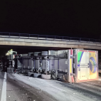 El camión volcado esta noche en la AP 7, a la altura de Xilxes.