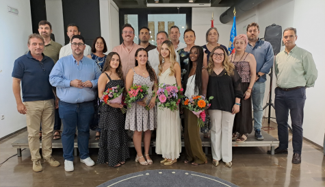 La Reina de la Vila 2026, Candela Lucas Peirats, junto a las damas de la Corte de Honor y miembros de la Corporación Municipal, durante el acto de proclamación celebrado en Nules.