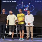 El alcalde de Mislata, Carlos F. Bielsa, en la entrega del galardón al triatleta José Aguirre Cano.
