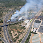 Vista aérea del incendio forestal declarado en Peñíscola, con una columna de humo visible sobre la zona afectada.