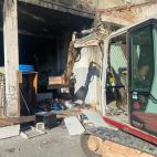 Imágenes de los trabajos de limpieza y desescombro de los bajos de un edificio de València incendiados.