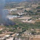 Vista aérea del incendio declarado en una vivienda de Sax, próxima a una zona de vegetación, donde trabaja un amplio dispositivo de extinción.