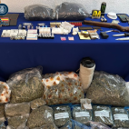 La Policía Nacional ha desarticulado una red dedicada al tráfico de drogas en la comarca del Camp de Morvedre, ha detenido a doce personas y ha desmantelado dos cultivos interiores. / EFE/Policía
