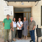El alcalde de Torás, Carlos del Río, y la directora territorial de Sanidad, Eva Suárez, a las puertas del consultorio médico.