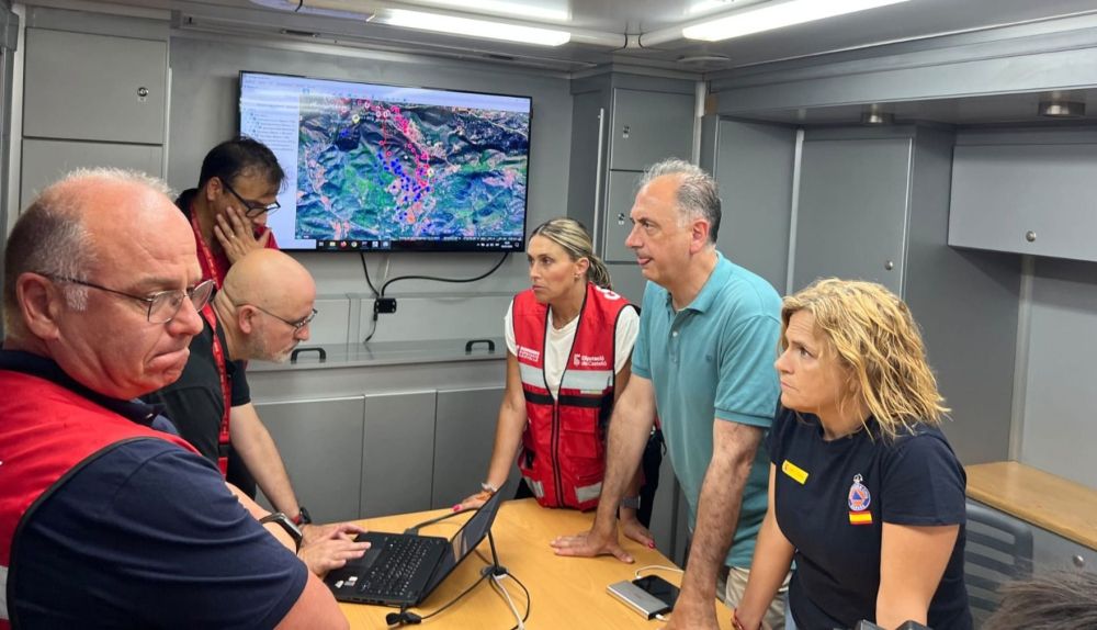 La delegada de Gobierno, Pilar Bernabé, y el conseller de Emergencias , Juan carlos Valderrama en la reunión de coordinación del incendio de Soneja. / EFE-Delegación del Gobierno