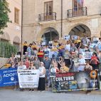Un grupo de activistas se manifiesta contra los Bous a la Mar. / EPDA