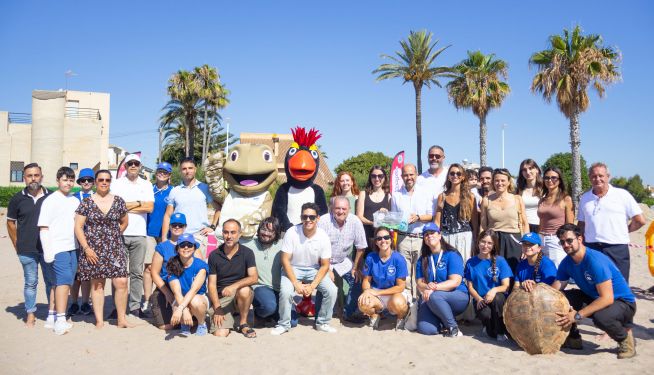 Foto de grupo tras soltar a Menorquina en la playa de El Puig. Foto de grupo tras soltar a Menorquina en la playa de El Puig.