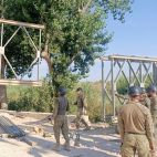 El Ejército desmonta el puente militar de Riba-roja tras 19 meses de servicio después de la dana. El Ejército desmonta el puente militar de Riba-roja tras 19 meses de servicio después de la dana.
