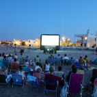 Decenas de personas disfrutan de una sesión de Cine en las Playas, una iniciativa gratuita impulsada por la Diputación de valencia. Decenas de personas disfrutan de una sesión de Cine en las Playas, una iniciativa gratuita impulsada por la Diputación de valencia.
