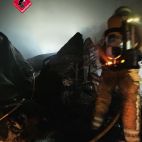 Bomberos trabajan en la extinción del incendio declarado en una nave industrial cárnica de Santa Pola, donde las llamas provocaron el derrumbe de parte de la cubierta. Bomberos trabajan en la extinción del incendio declarado en una nave industrial cárnica de Santa Pola, donde las llamas provocaron el derrumbe de parte de la cubierta.