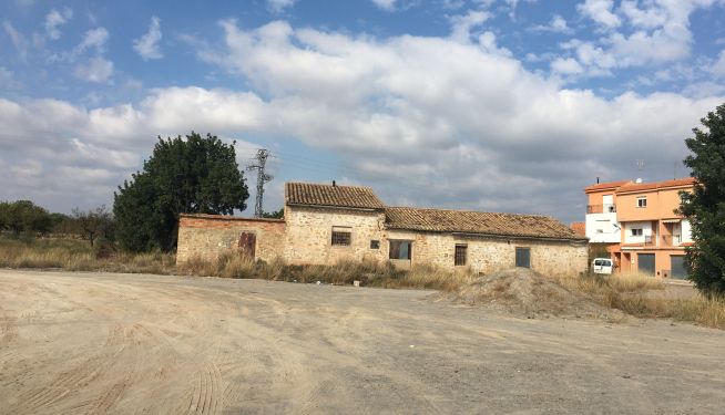 Imagen del entorno donde hace cincuenta años se planteó construir la travesía exterior de Casinos para desviar el tráfico en dirección a Alcublas. Imagen del entorno donde hace cincuenta años se planteó construir la travesía exterior de Casinos para desviar el tráfico en dirección a Alcublas.