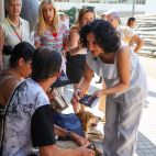 La consellera de Servicios Sociales, Familia e Infancia, Elena Albalat, reparte kits de protección contra el calor entre las personas sin hogar. / Generalitat Valenciana La consellera de Servicios Sociales, Familia e Infancia, Elena Albalat, reparte kits de protección contra el calor entre las personas sin hogar. / Generalitat Valenciana