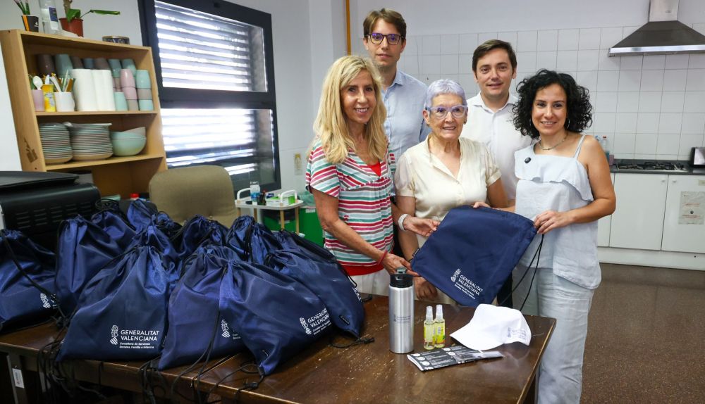 La Generalitat prepara 2.100 lotes con botellas térmicas, gorras y cremas solares para proteger a las personas sin hogar del calor. / Generalitat Valenciana La Generalitat prepara 2.100 lotes con botellas térmicas, gorras y cremas solares para proteger a las personas sin hogar del calor. / Generalitat Valenciana
