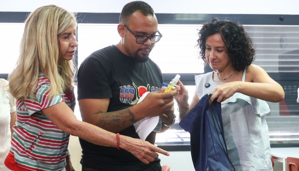 Un miembro del equipo de reparto entrega a un usuario un kit de protección solar y antimosquitos durante la jornada de distribución. / Generalitat Valenciana Un miembro del equipo de reparto entrega a un usuario un kit de protección solar y antimosquitos durante la jornada de distribución. / Generalitat Valenciana
