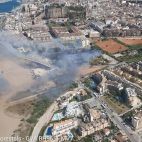Vista aérea del incendio declarado en la playa de la Punta del Raset, en Dénia. / Bombers Forestals GVA Vista aérea del incendio declarado en la playa de la Punta del Raset, en Dénia. / Bombers Forestals GVA