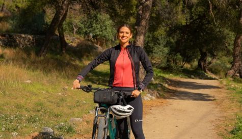 Gemma Payà, en bicicleta durant la ruta de 'Valencians sobre rodes' per la Marina Baixa. / À Punt
