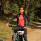Gemma Payà, en bicicleta durant la ruta de 'Valencians sobre rodes' per la Marina Baixa. / À Punt Gemma Payà, en bicicleta durant la ruta de 'Valencians sobre rodes' per la Marina Baixa. / À Punt