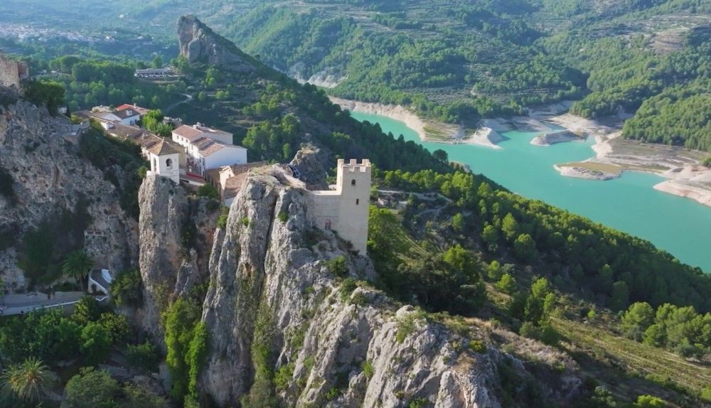 El Castell de Guadalest, integrat en la roca sobre l'embassament, una de les parades de la ruta. / À Punt El Castell de Guadalest, integrat en la roca sobre l'embassament, una de les parades de la ruta. / À Punt
