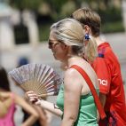Una mujer se abanica en las calles de Valencia en plena ola de calor. / EFE-Ana Escobar
