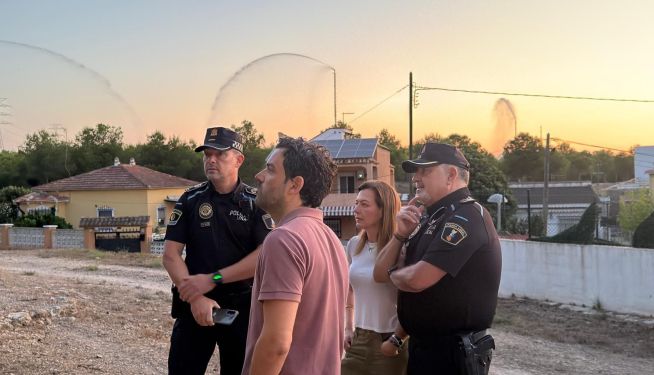 El alcalde de Paterna, la teniente de alcalde de Interior y el jefe de la Policía Local supervisan los trabajos en La Vallesa. El alcalde de Paterna, la teniente de alcalde de Interior y el jefe de la Policía Local supervisan los trabajos en La Vallesa.