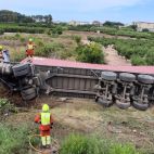 Los bomberos del parque de Alzira auxiliaron al conductor del camión volcado y controlaron el derrame de combustible provocado por el accidente.