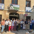 Autoritats brindant amb orxata front a la Casa del Comte de Zanoguera d'Alboraia.