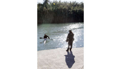 Dos agentes de la Policia Nacional realizan tareas de búsqueda en el río Júcar. / EFE-Natxo Francés