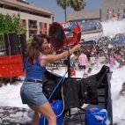 La reportera Nerea Camps prén els comandaments del canó d'escuma durant les festes de Sant Joan de Moró. / À Punt