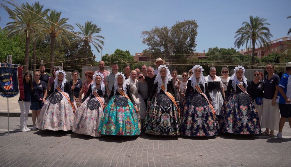 Festeres de Sant Joan d'Alacant, durant els actes de les Fogueres arreplegats per 'Terra de festes'. / À Punt Festeres de Sant Joan d'Alacant, durant els actes de les Fogueres arreplegats per 'Terra de festes'. / À Punt