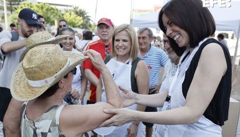 La ministra de Ciencia, Innovación y Universidades, Ana Morant participa en el reparto de horchata este miércoles en la localidad valenciana de Alboraya. / EFE-Kai Försterling