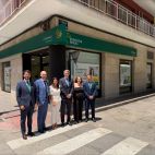 Representantes de Eurocaja Rural durante la visita institucional a la nueva oficina de Orihuela, ubicada en la calle Duque de Tamames, donde la entidad refuerza su implantación en la provincia de Alicante.