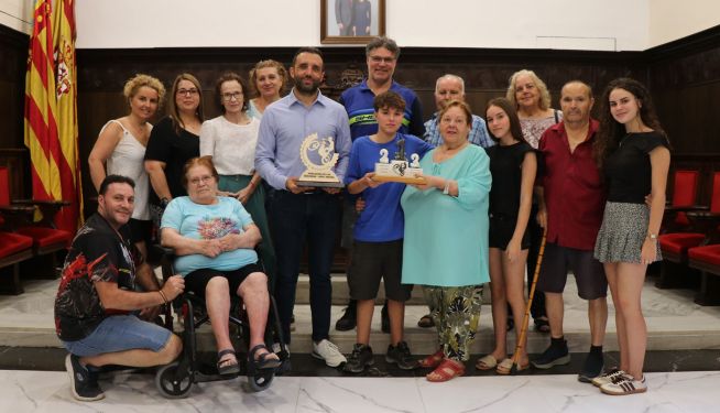La deportista con su familia en la recepción en el ayuntamiento de Sagunt. La deportista con su familia en la recepción en el ayuntamiento de Sagunt.