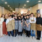 Parte del equipo de profesionales y alumnado de Foc i Cor, durante la inauguración del restaurante-escuela en Catarroja. / Foc i Cor