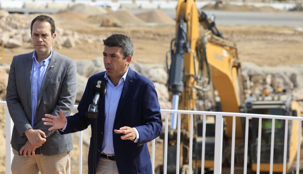 El expresident de la Generalitat, Carlos Mazón, y el alcalde de Cheste José Morell, durante una visita las obras para reconstruir el acceso al Circuit Ricardo Tormo. / EFE-Kai Forsterling El expresident de la Generalitat, Carlos Mazón, y el alcalde de Cheste José Morell, durante una visita las obras para reconstruir el acceso al Circuit Ricardo Tormo. / EFE-Kai Forsterling