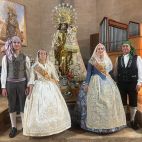 Representantes de la Falla Pensat i Fet de Casinos, durante el besamanos a la Virgen de los Desamparados en Valencia.