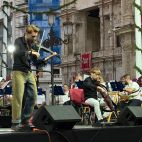 Los hermanos Pablo y Alejandro Turlo, integrantes de Violoncheli Brothers, durante una de sus actuaciones.