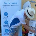 Un hombre se sirve agua en una de las fuentes de filtración de Tuawa instaladas durante los XII Gay Games Valencia 2026. / EPDA
