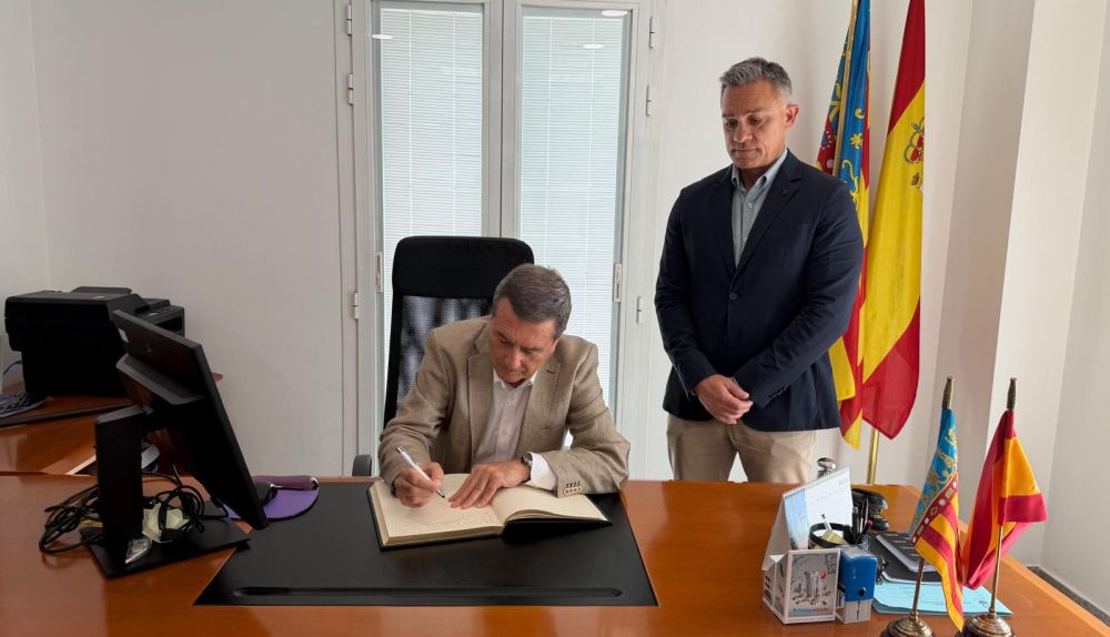 El conseller de Sanidad, Marciano Gómez, firma en el libro de honor del Ayuntamiento de San Antonio de Benagéber, junto al alcalde, Enrique Santafosta. / Generalitat Valenciana El conseller de Sanidad, Marciano Gómez, firma en el libro de honor del Ayuntamiento de San Antonio de Benagéber, junto al alcalde, Enrique Santafosta. / Generalitat Valenciana