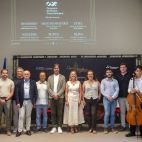 Representantes institucionales, músicos y responsables de la organización posan juntos en la presentación de la gira Territori Simfònic. / Diputació de València Estos son los seis pueblos valencianos que disfrutarán de tango gratis este verano